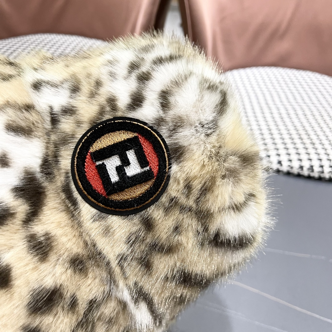 芬迪fendl2025新款豹纹保暖毛绒盆帽网红秋冬渔夫帽加厚加绒小众女款复古百搭毛