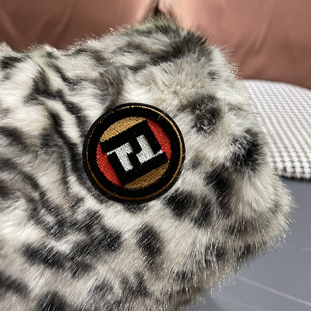 芬迪fendl2025新款豹纹保暖毛绒盆帽网红秋冬渔夫帽加厚加绒小众女款复古百搭毛