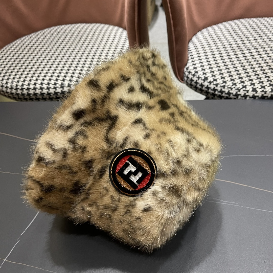 芬迪fendl2025新款豹纹保暖毛绒盆帽网红秋冬渔夫帽加厚加绒小众女款复古百搭毛