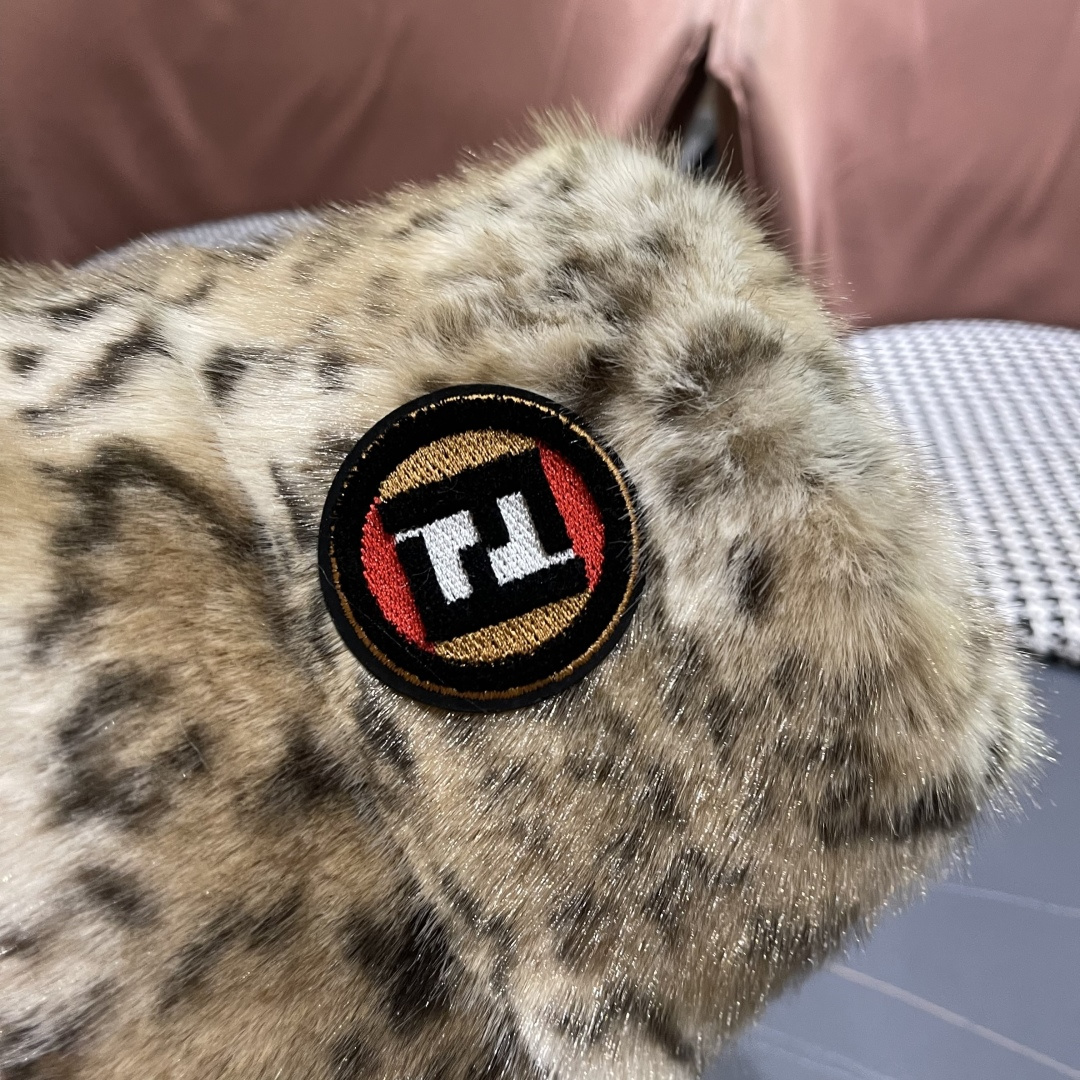 芬迪fendl2025新款豹纹保暖毛绒盆帽网红秋冬渔夫帽加厚加绒小众女款复古百搭毛