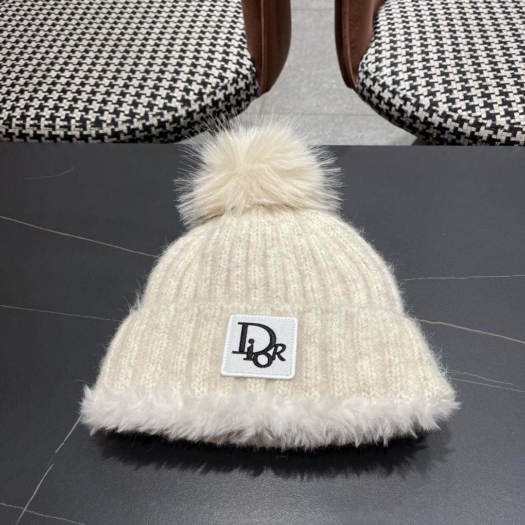 NO:553180,Dior Dior's new big fur ball woolen hat for women in autumn and winter warm thickened double-layer knitted hat furry cold hat travel hat fisherman hat baseball cap knitted hat, hat, dior, dior, espadrilles, hats19860909Dior迪奥新款大毛球毛线帽子女秋冬保暖加厚双层针织帽毛茸茸冷帽出游帽子渔夫帽棒球帽针织帽,帽子,dior,dior,espadrilles,hats,hat