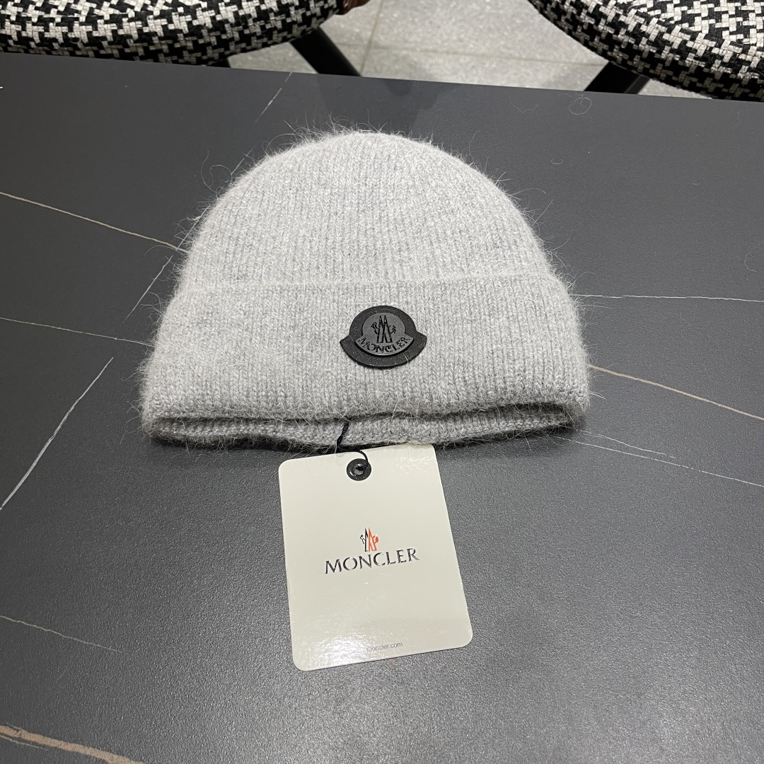 NO:580311,Moncler's new wool beanie hat with a fluffy ball on the top of the head is too cute to resist~ It is warm and comfortable, and it is the best partner in winter. It is the best partner in winter. Hats, bucket hats, baseball caps, knitted hats, hats, Moncler, espadrilles, down jacket, hats19860909Moncler蒙口新款羊毛毛线帽毛茸茸的毛球就在头顶,可爱到无法抗拒～ 保暖又舒适,配大衣还是羽绒服,都是冬日里的最佳拍档.帽子渔夫帽棒球帽针织帽,帽子,Moncler,espadrilles,down jacket,hats,hat