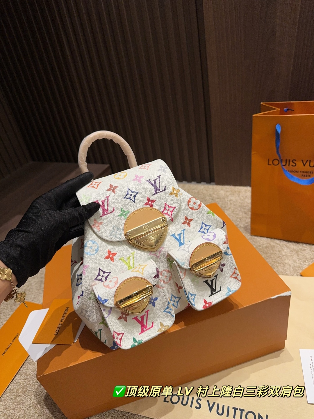 ✅顶级原单P360全套包装⚠️尺寸20.20
LV 村上隆白三彩双肩包
