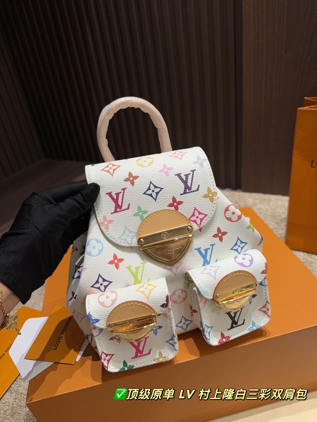 ✅顶级原单P360全套包装⚠️尺寸20.20
LV 村上隆白三彩双肩包
