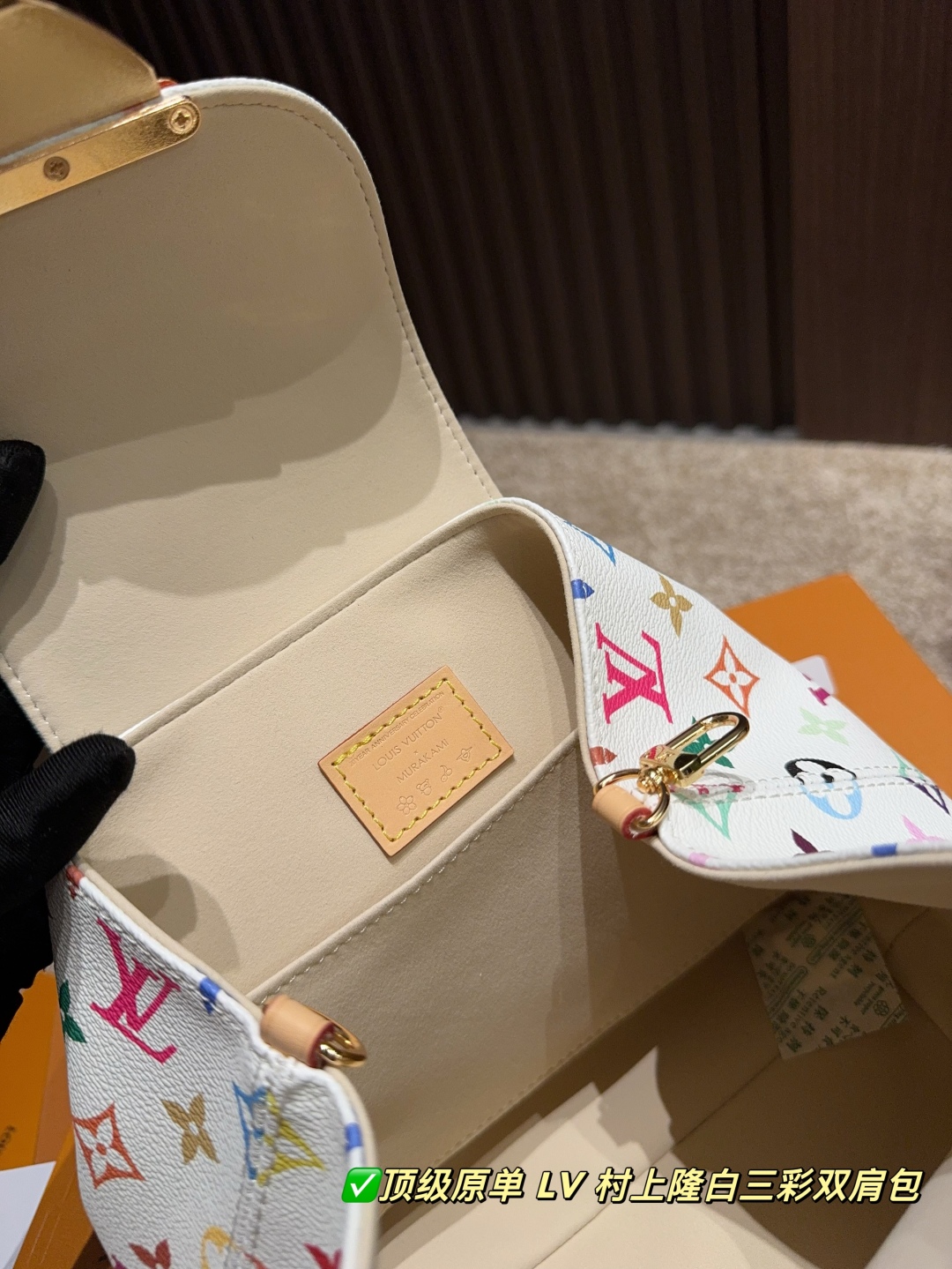 ✅顶级原单P360全套包装⚠️尺寸20.20
LV 村上隆白三彩双肩包
