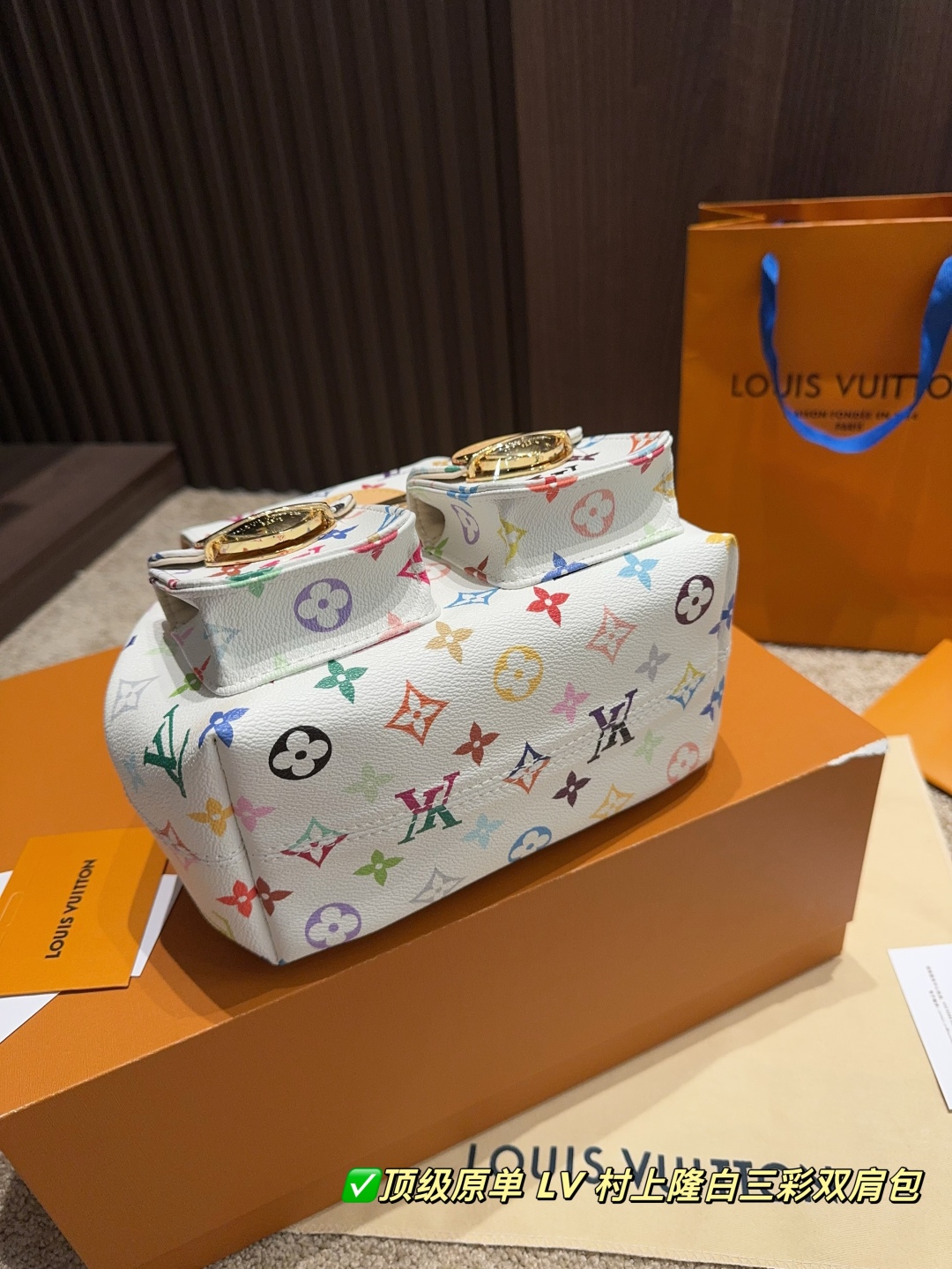 ✅顶级原单P360全套包装⚠️尺寸20.20
LV 村上隆白三彩双肩包

