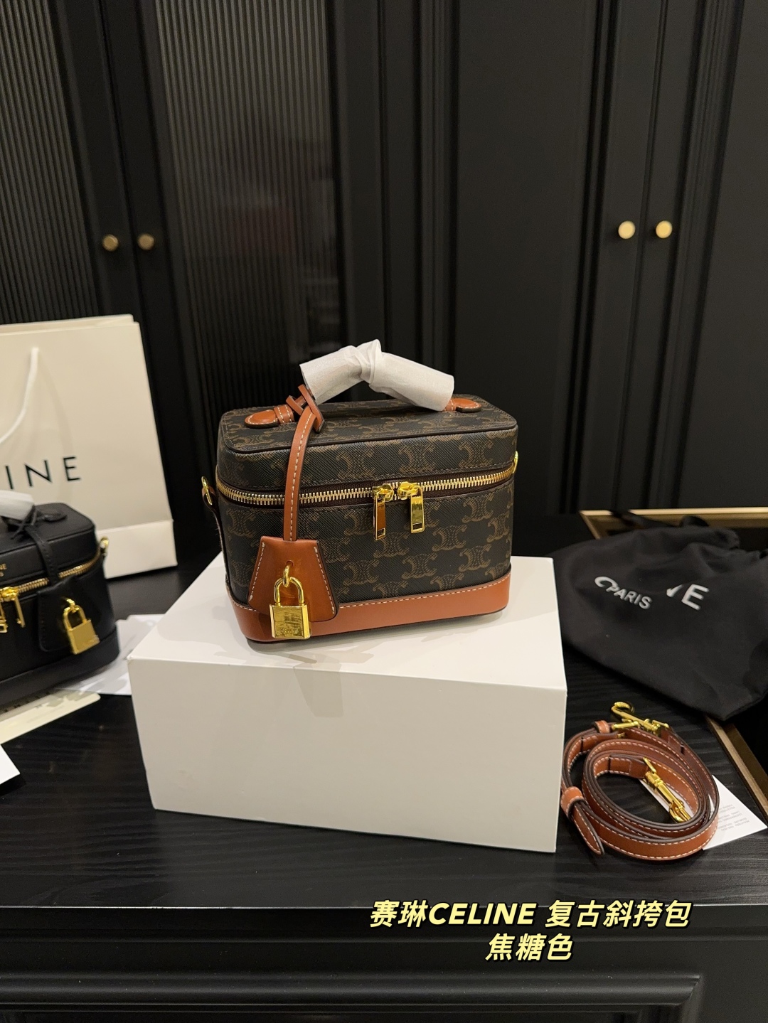 💰380配折叠盒⚠️尺寸19.13 赛琳CELINE 复古斜挎包 真的很有气质的款式容量是我喜欢的 不大却很能装质感不用多说 真的很华丽漂亮和实用兼顾无须多言