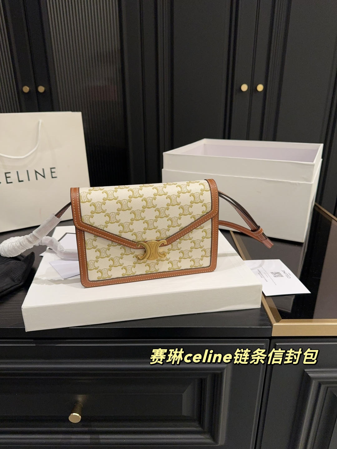 💰380配盒⚠️尺寸21.14 赛琳celine链条信封包 白色老花限量好美!真心推荐这款信封包,不仅是最新款还是一款只有布里斯班快闪店有的白色老花背上太有感觉了,真的百搭又活泼,你不冲吗?