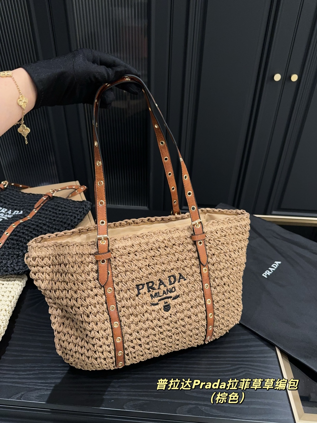 Bolso Tote de Rafia Prada: Elegancia Natural para un Estilo Inconfundible 3 cmp i1747103850250 5986 0 5