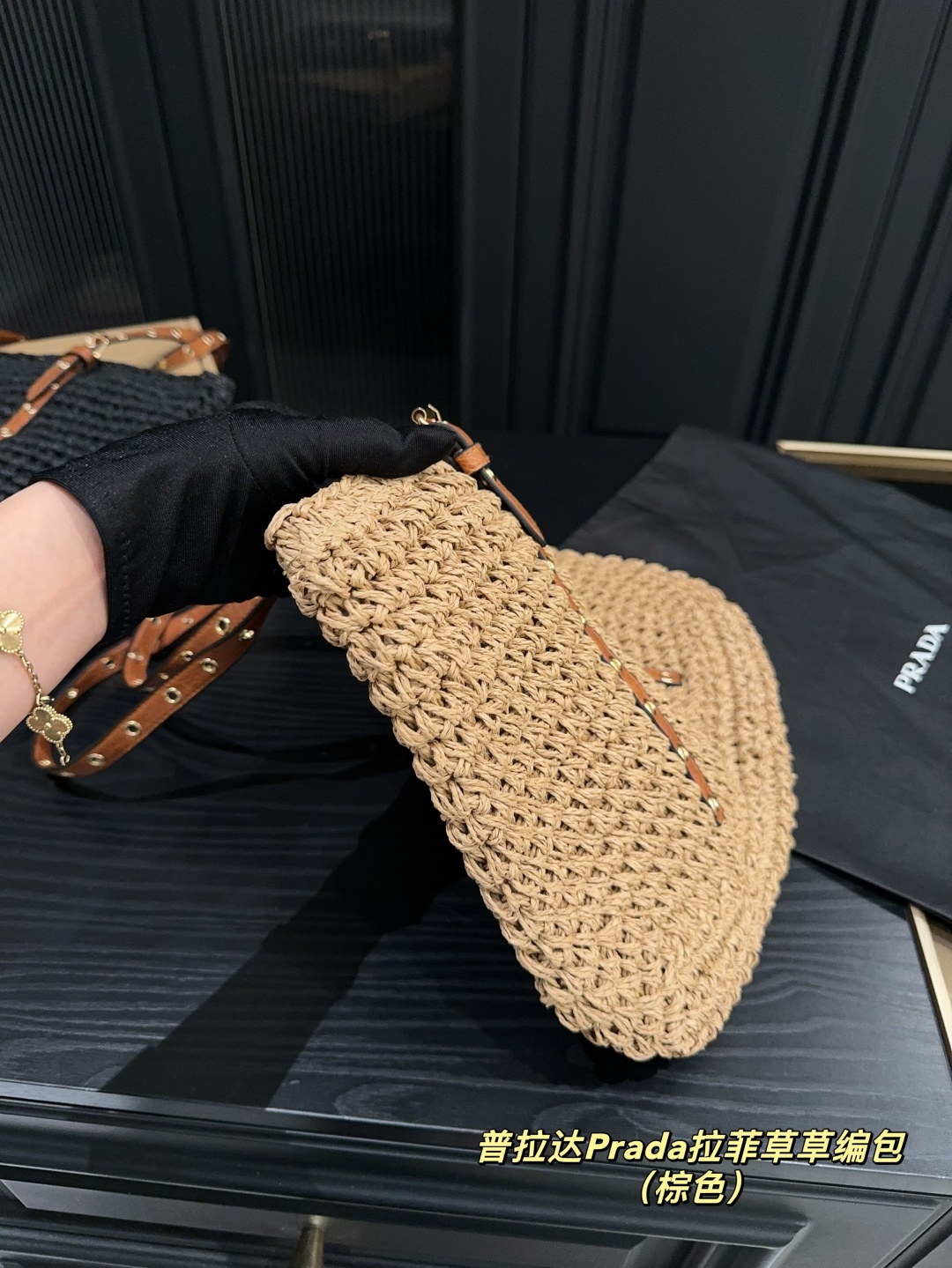 Bolso Tote de Rafia Prada: Elegancia Natural para un Estilo Inconfundible 7 cmp i1747103850250 7759 0 1