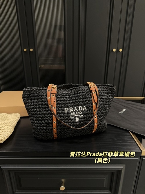 תיק נשי Prada קלע קרושה שחור, משלב לטיול בלוט ומוקפד 1 תיק נשי Prada קלע קרושה שחור, משלב לטיול בלוט ומוקפד