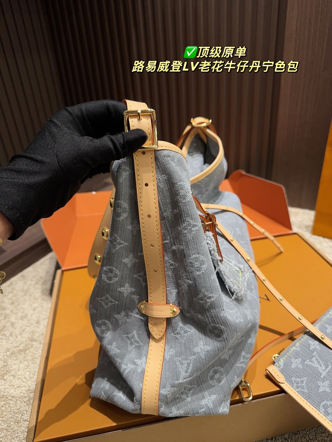 Louis Vuitton Carryall Denim: Bolso Tote Ligero y Chic con Monograma LV 7 cmp i1747110492176 6080 0 6