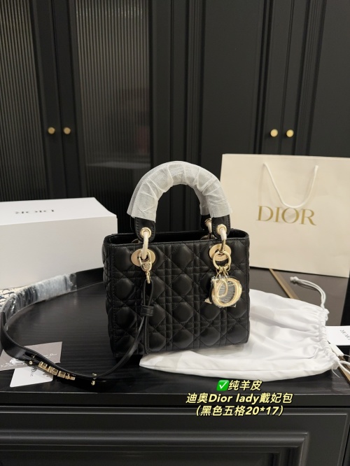 דיור Lady Dior, מוצר קלאסי בעור שחור מהמם 1 דיור Lady Dior, מוצר קלאסי בעור שחור מהמם