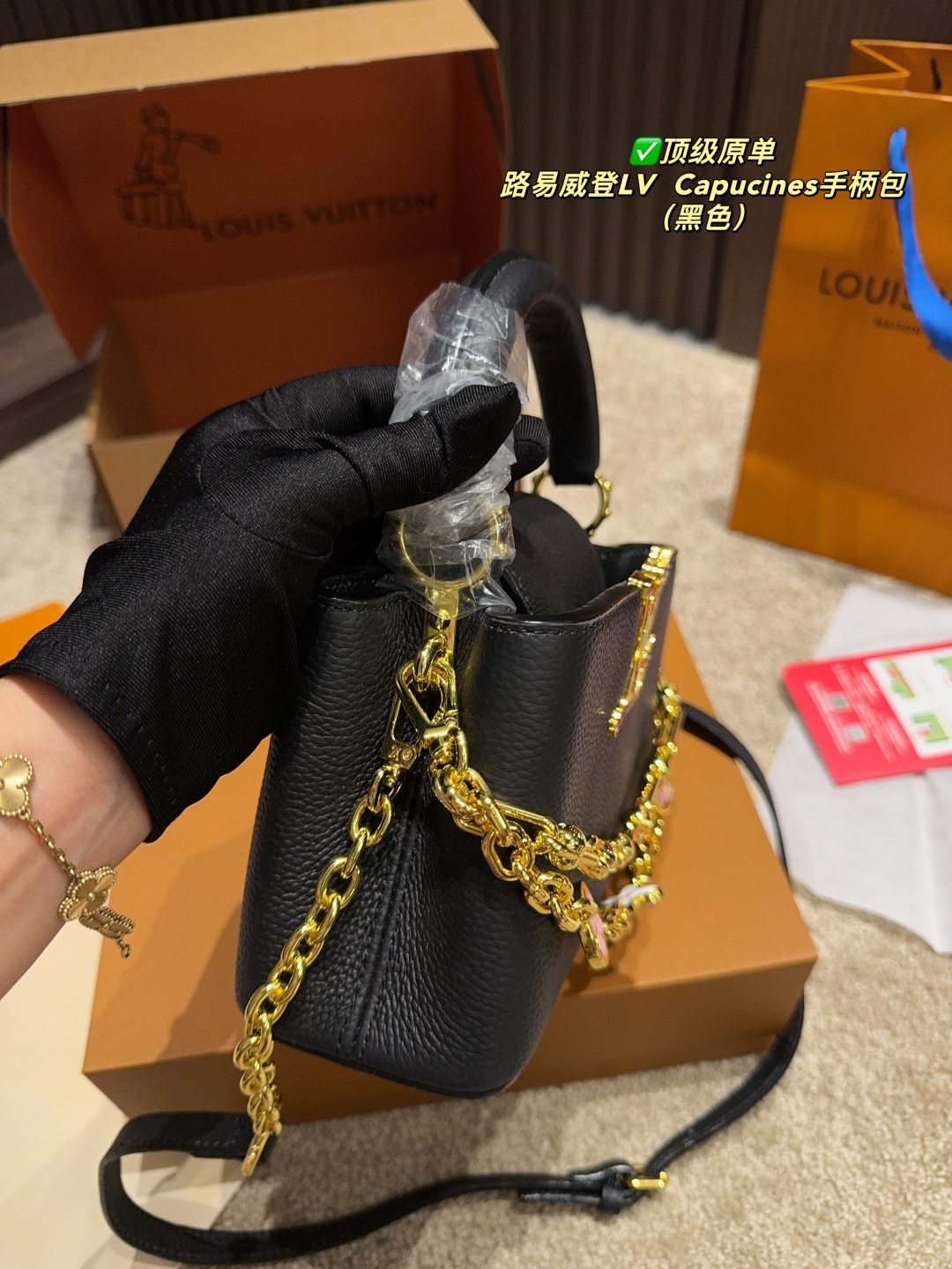 Bolso de Mano Louis Vuitton Capucines Mini en Cuero Taurillon Negro 6 cmp i1747626142656 6066 0 3
