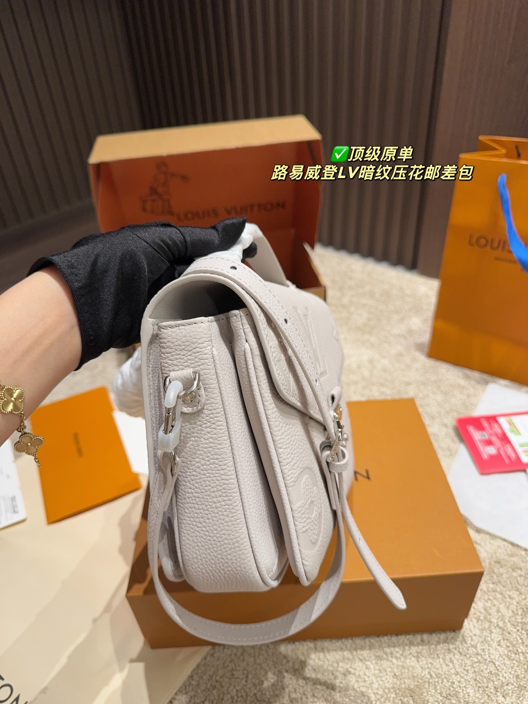 Louis Vuitton Bolso de Mensajero con Textura en Relieve Monograma, 24 x 20 cm 7 cmp i1747627037195 9731 0 2