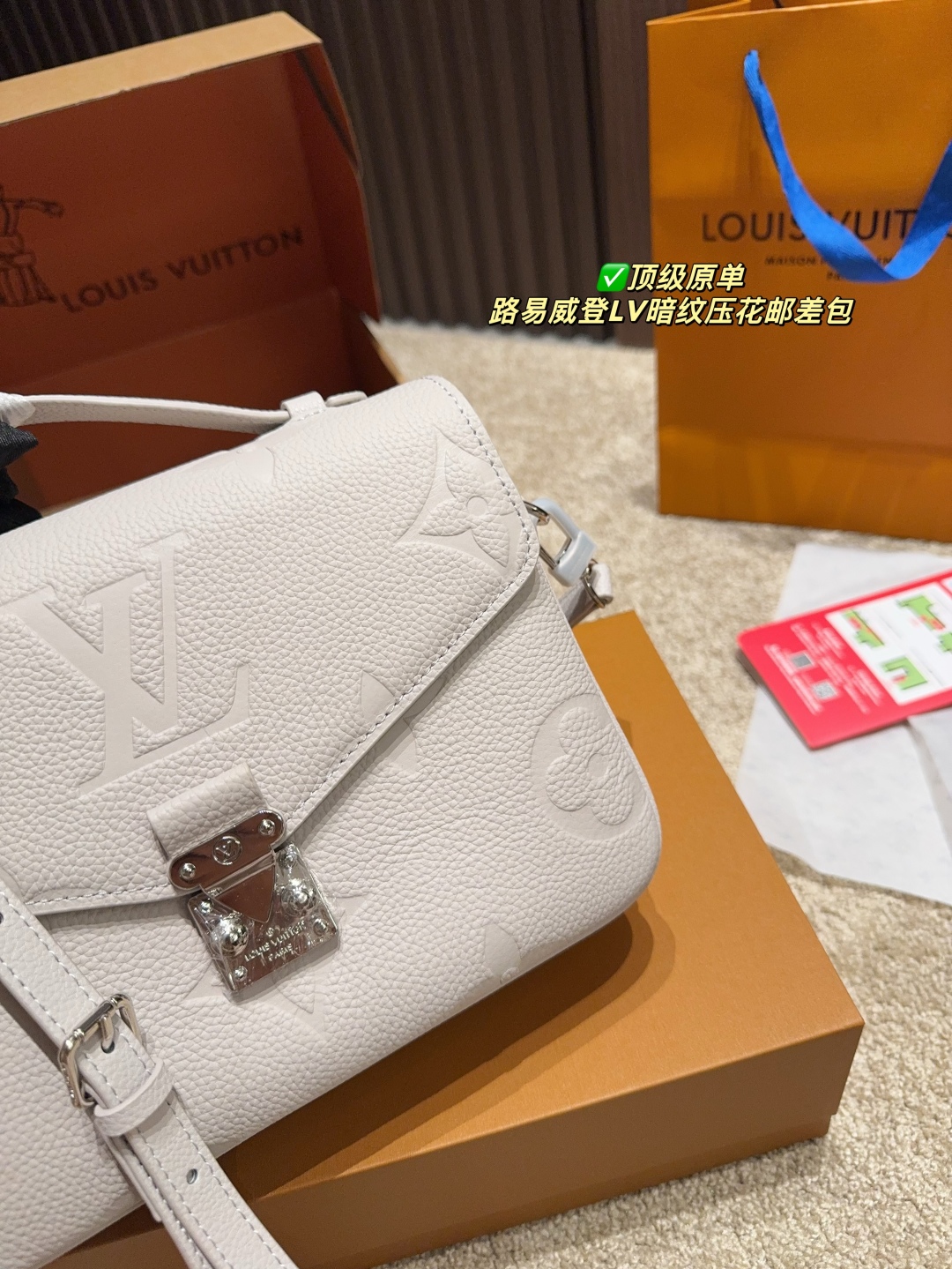 Louis Vuitton Bolso de Mensajero con Textura en Relieve Monograma, 24 x 20 cm 5 cmp i1747627037211 5551 0 3