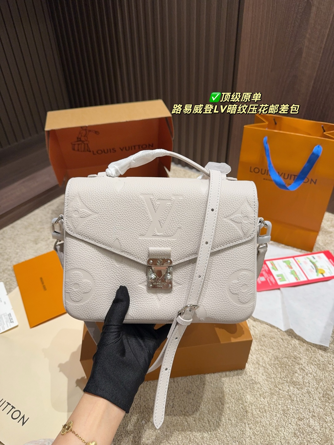 Louis Vuitton Bolso de Mensajero con Textura en Relieve Monograma, 24 x 20 cm 4 cmp i1747627039888 2740 0 8