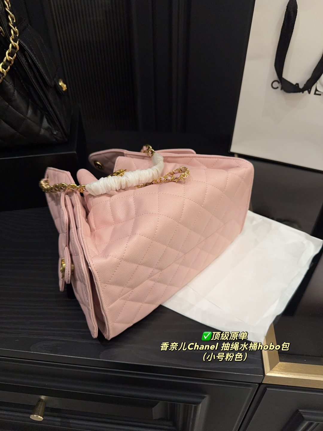 Bolso Hobo Chanel con Cordón y Cadena Dorada - Elegancia y Funcionalidad 9 cmp i1748317001276 2473 0 5