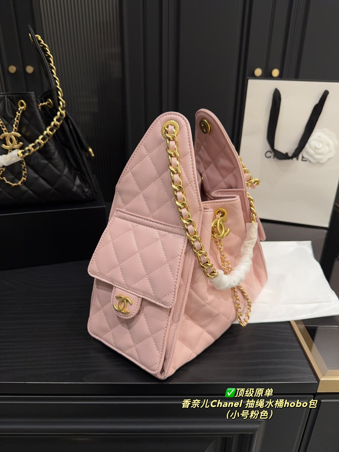 Bolso Hobo Chanel con Cordón y Cadena Dorada - Elegancia y Funcionalidad 6 cmp i1748317001276 9025 0 1