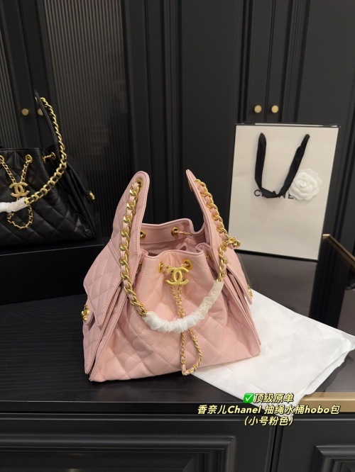 Bolso Hobo Chanel con Cordón y Cadena Dorada - Elegancia y Funcionalidad 14 Bolso Hobo Chanel con Cordón y Cadena Dorada – Elegancia y Funcionalidad