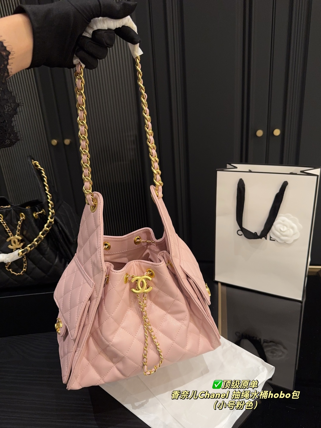 Bolso Hobo Chanel con Cordón y Cadena Dorada - Elegancia y Funcionalidad 3 cmp i1748317001295 6874 0 7