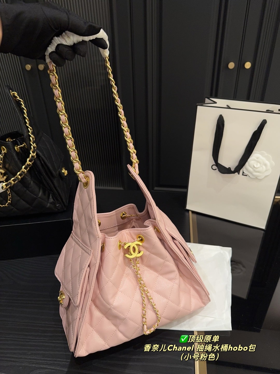 Bolso Hobo Chanel con Cordón y Cadena Dorada - Elegancia y Funcionalidad 4 cmp i1748317105752 3150 0 2