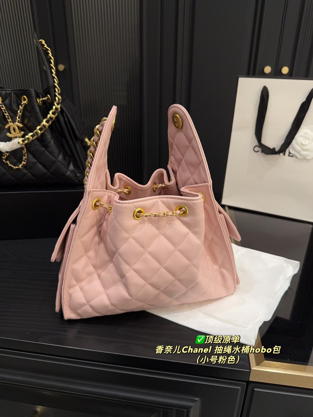 Bolso Hobo Chanel con Cordón y Cadena Dorada - Elegancia y Funcionalidad 8 cmp i1748317105761 3347 0 4