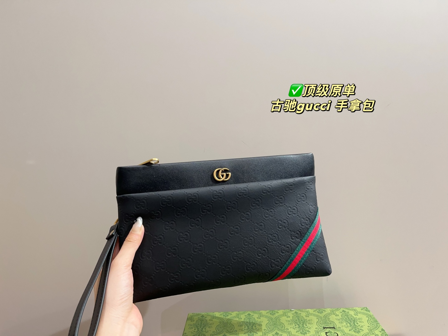 Elegante Bolso de Mano Gucci con Diseño Clásico y Detalles de Lujo 3 cmp i1748408003141 320 0 1