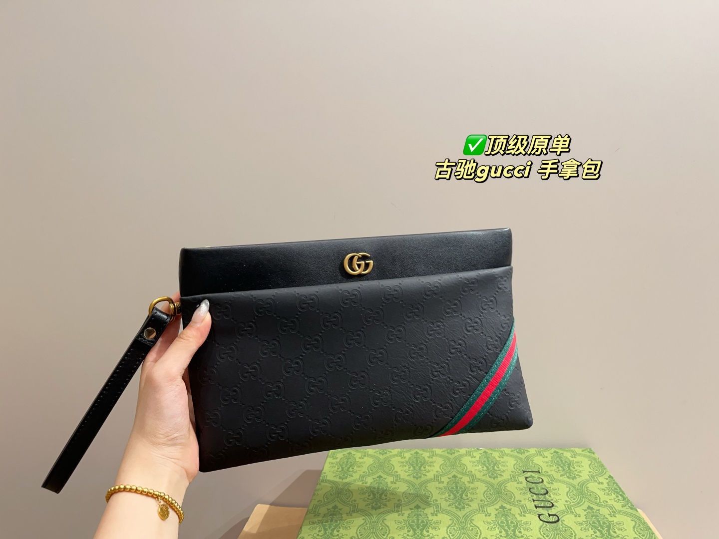 Elegante Bolso de Mano Gucci con Diseño Clásico y Detalles de Lujo 4 cmp i1748408003141 5383 0 6