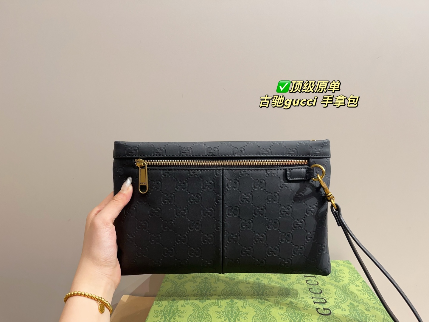 Elegante Bolso de Mano Gucci con Diseño Clásico y Detalles de Lujo 7 cmp i1748408003141 8999 0 7