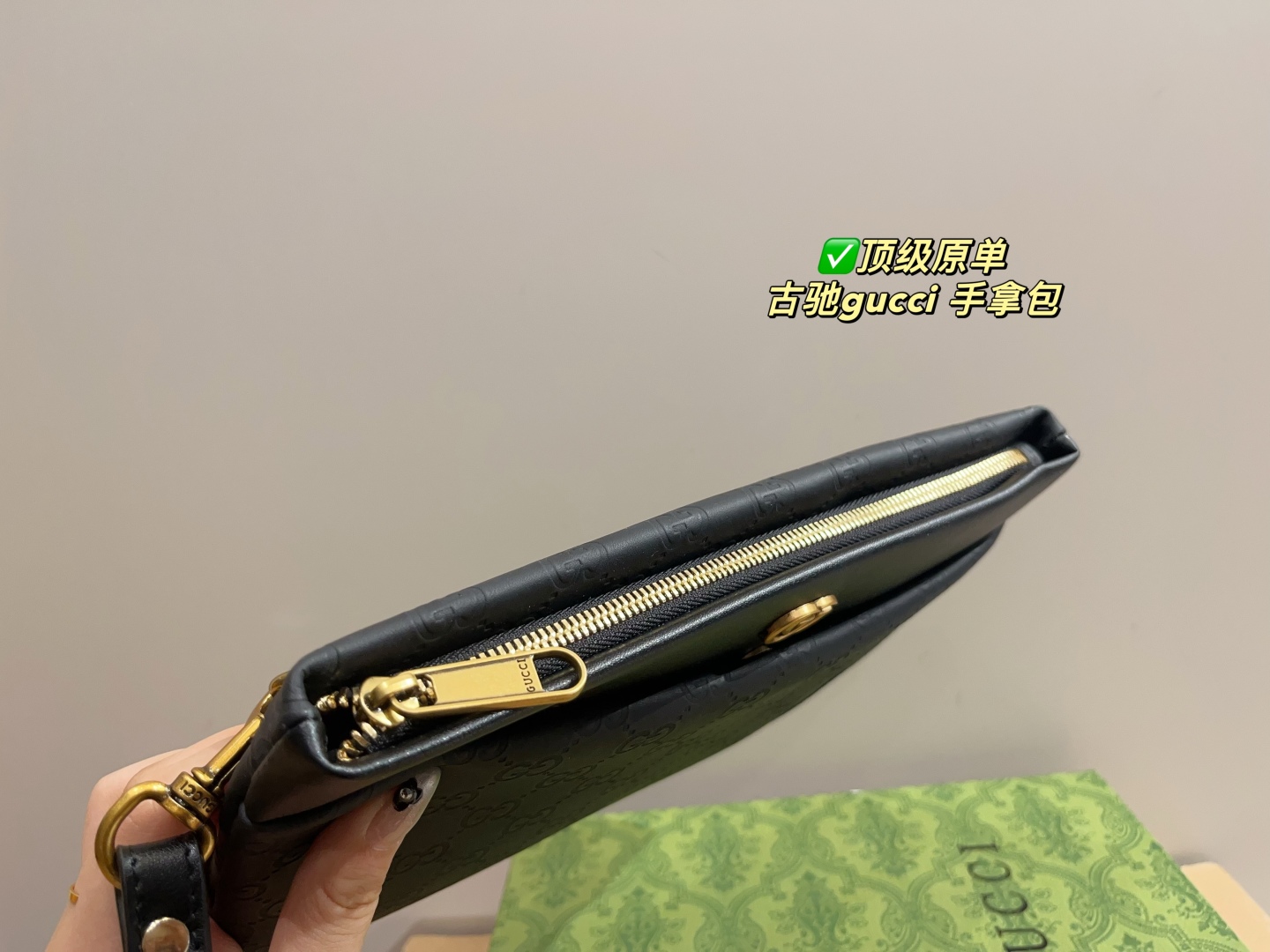 Elegante Bolso de Mano Gucci con Diseño Clásico y Detalles de Lujo 6 cmp i1748408004825 6887 0 5