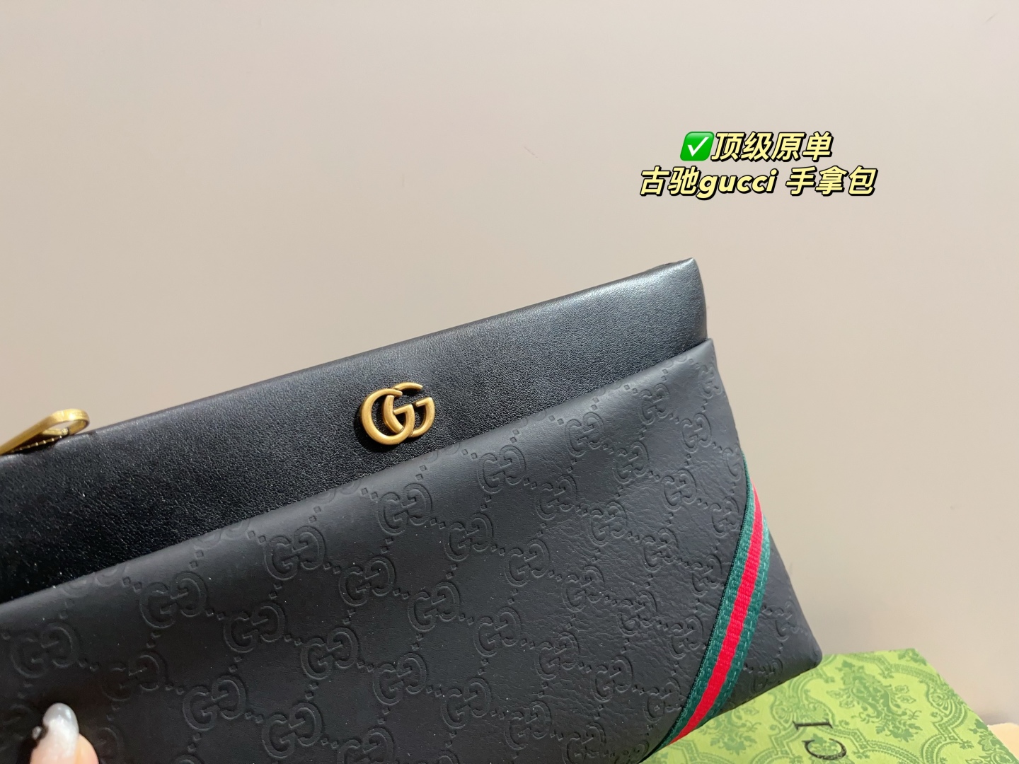 Elegante Bolso de Mano Gucci con Diseño Clásico y Detalles de Lujo 5 cmp i1748408004840 615 0 4