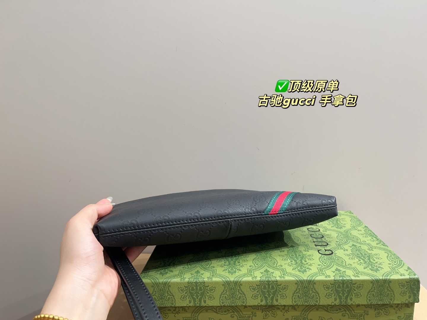 Elegante Bolso de Mano Gucci con Diseño Clásico y Detalles de Lujo 9 cmp i1748408004848 3423 0 3