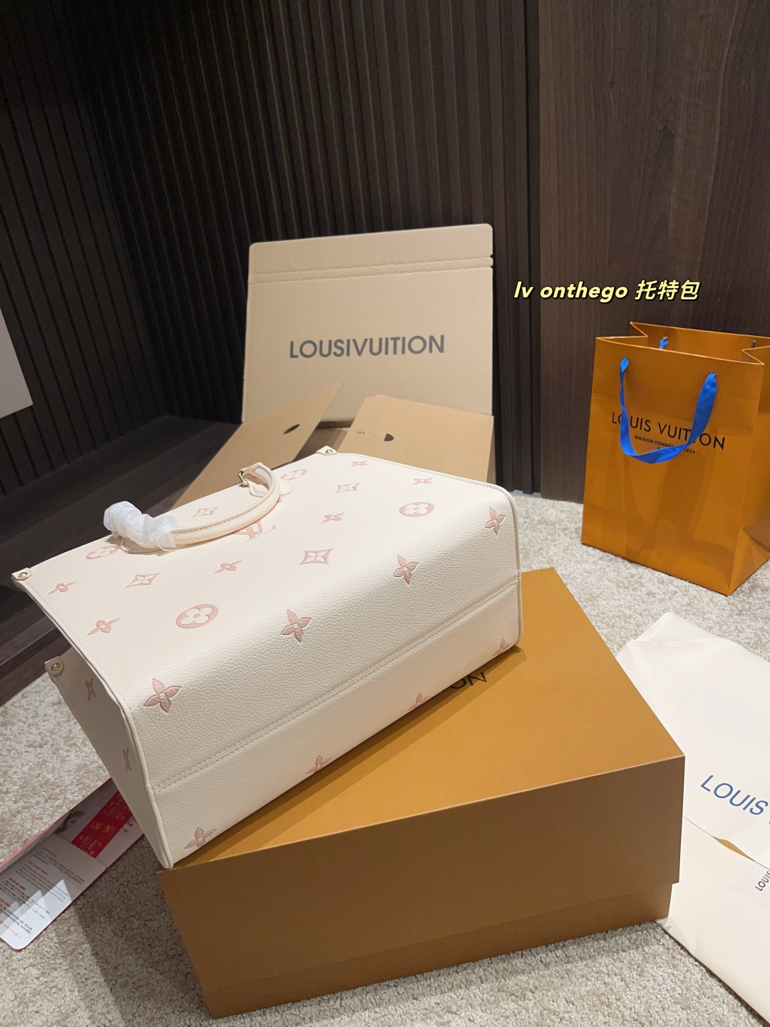 Louis Vuitton OnTheGo Tote Bag, Diseño Elegante y Espacioso, 34x26 cm 9 cmp i1748573552904 2559 0 3