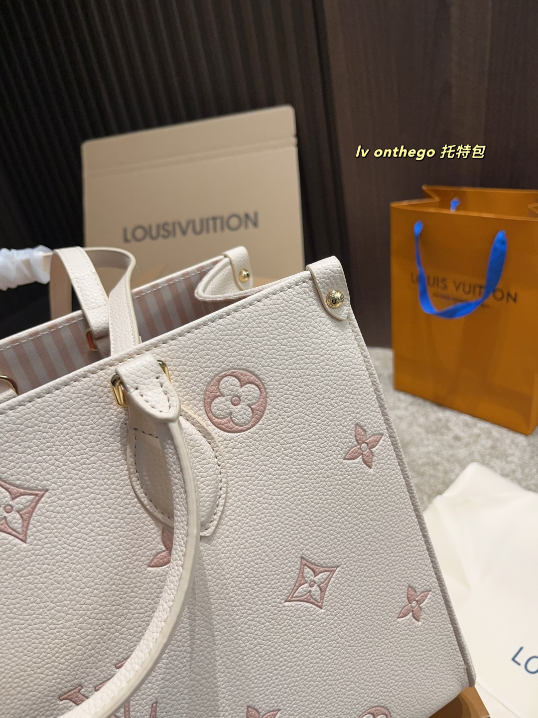 Louis Vuitton OnTheGo Tote Bag, Diseño Elegante y Espacioso, 34x26 cm 4 cmp i1748573578595 330 0 4