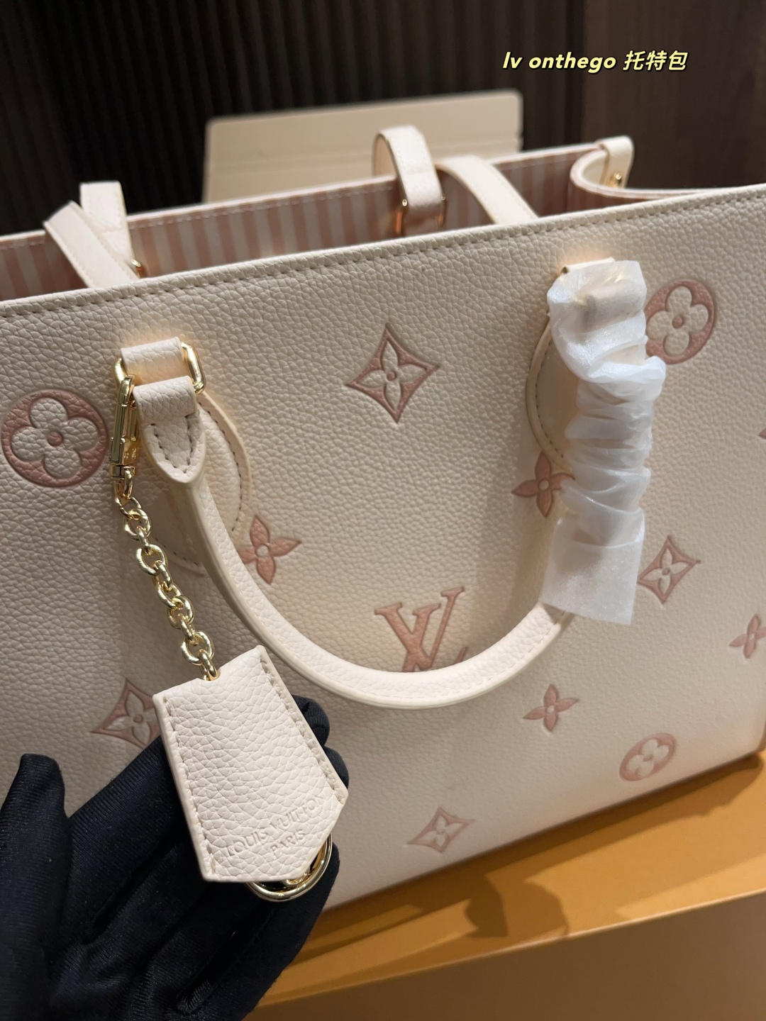 Louis Vuitton OnTheGo Tote Bag, Diseño Elegante y Espacioso, 34x26 cm 6 cmp i1748573587489 9656 0 2