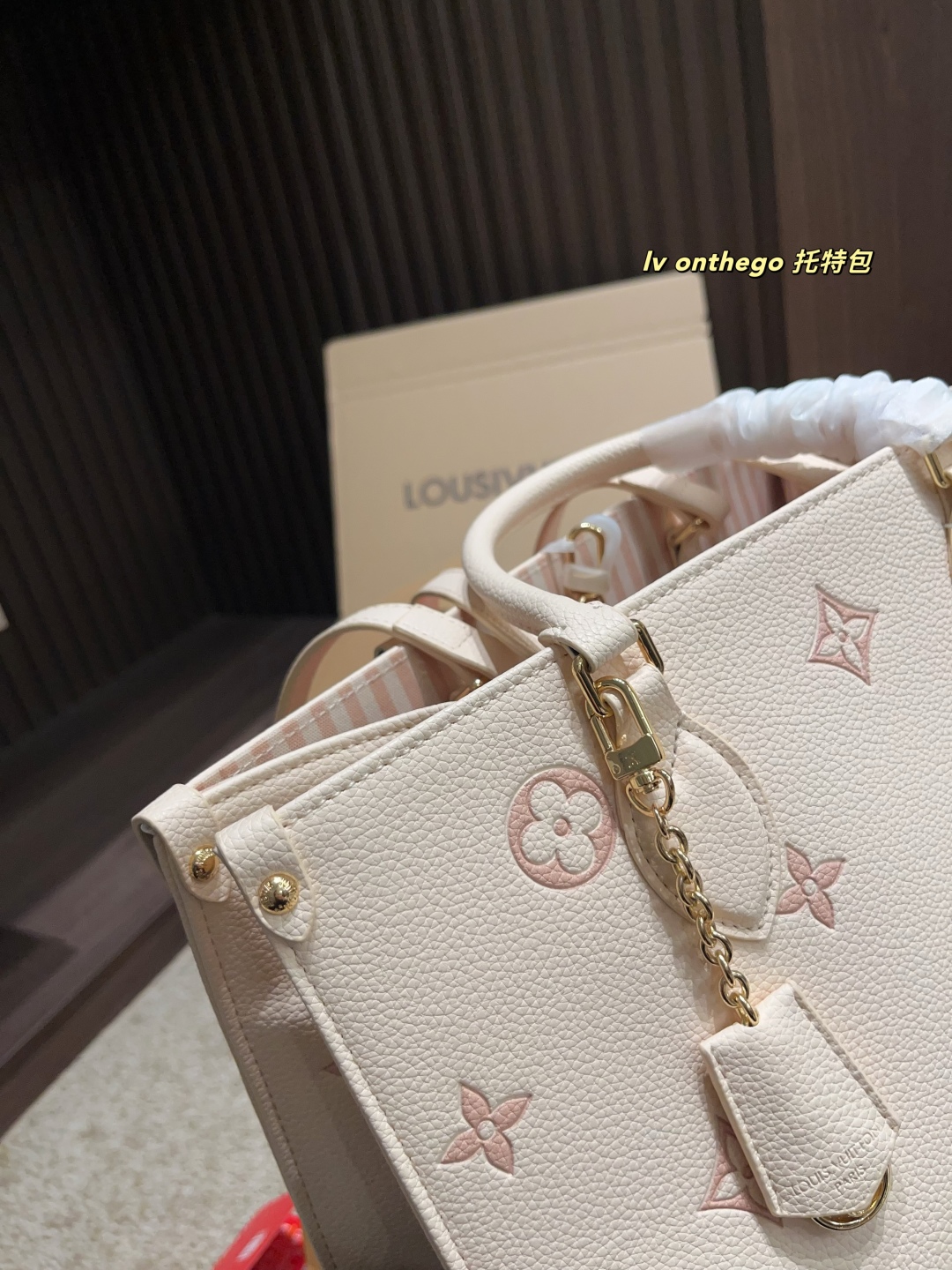 Louis Vuitton OnTheGo Tote Bag, Diseño Elegante y Espacioso, 34x26 cm 3 cmp i1748573587511 1912 0 7