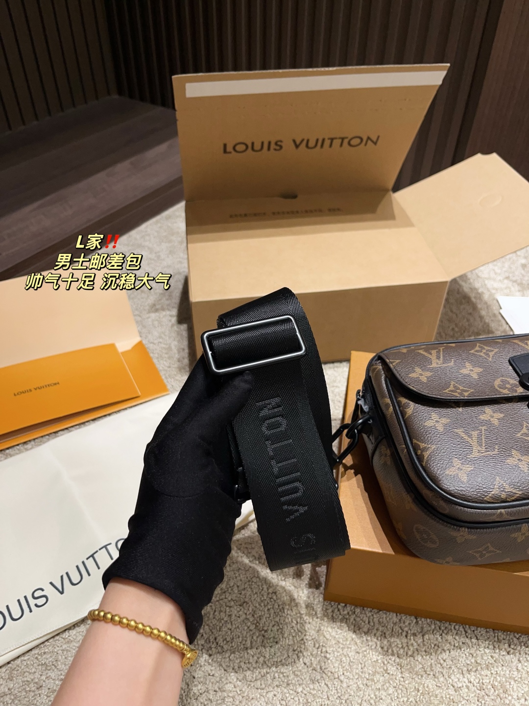 P225 全套包装⚠️尺寸24*17
LV 男士邮差包
百搭到没朋友 就是酷
时尚感超强 辦识度很高
方方正正很能装，上身也帅气