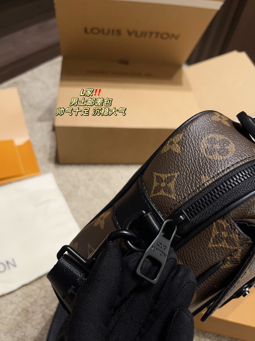 P225 全套包装⚠️尺寸24*17
LV 男士邮差包
百搭到没朋友 就是酷
时尚感超强 辦识度很高
方方正正很能装，上身也帅气
