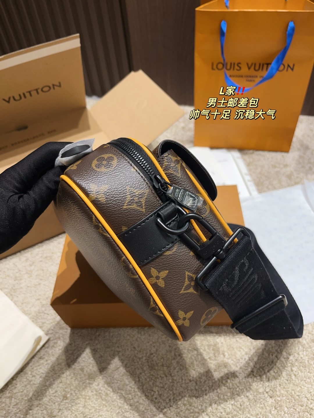 P225 全套包装⚠️尺寸24*17
LV 男士邮差包
百搭到没朋友 就是酷
时尚感超强 辦识度很高
方方正正很能装，上身也帅气