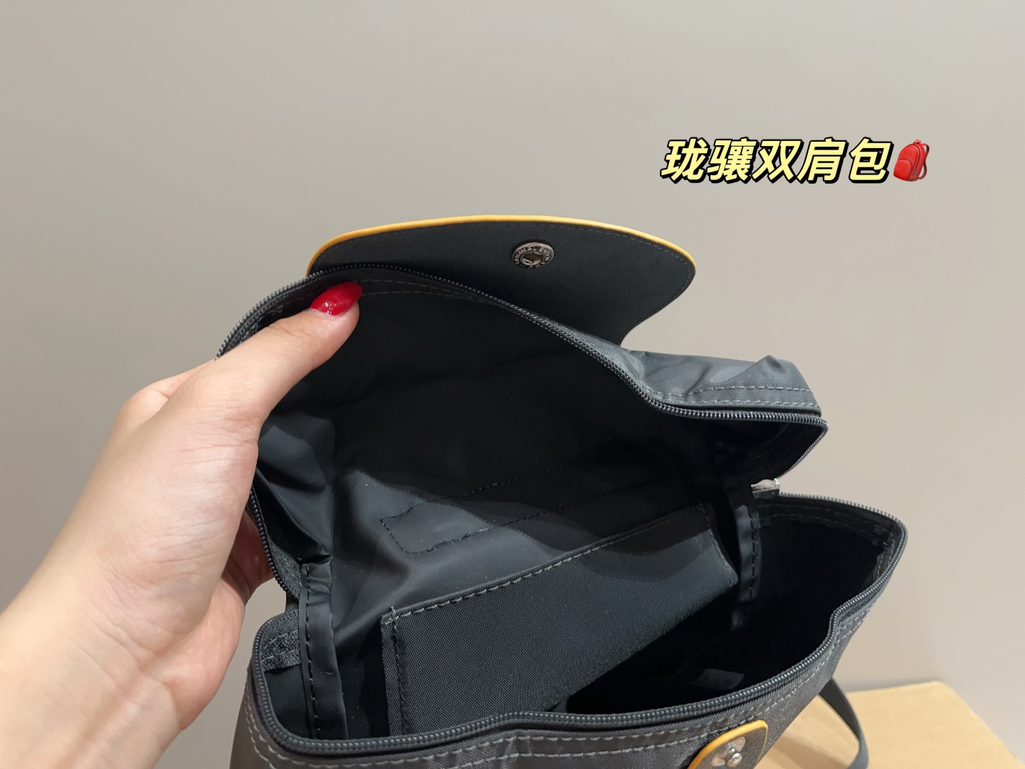 P115 ⚠️尺寸23.28
珑骧尼龙双肩包
简单百搭 颜值高
日常出街首选
潮酷时尚女孩必入款