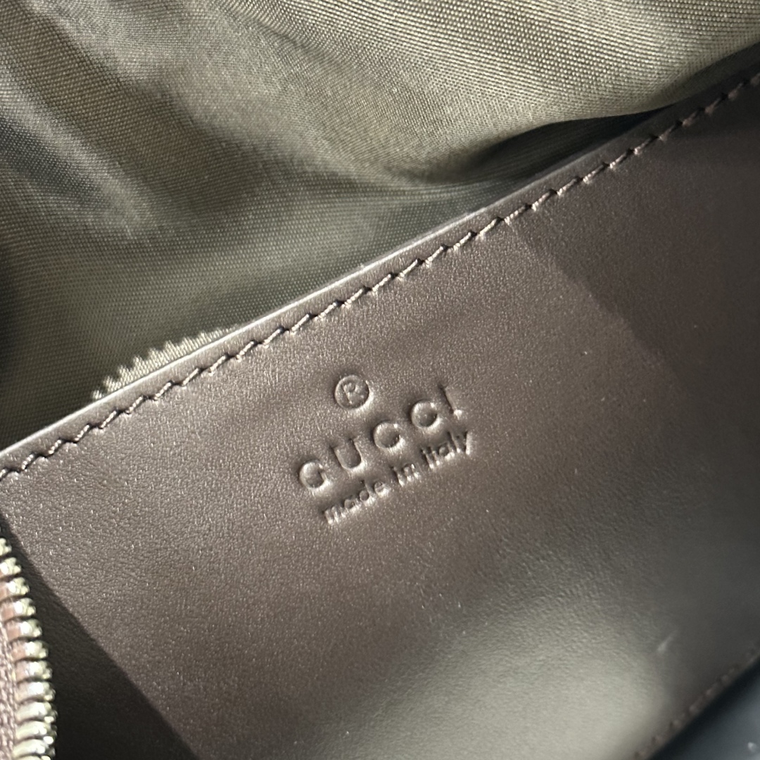 Gucci GG Canvas Crossbody Bag, 30 cm - Stylish and Functional Design 10 cmp i1749125295775 9649 0 8