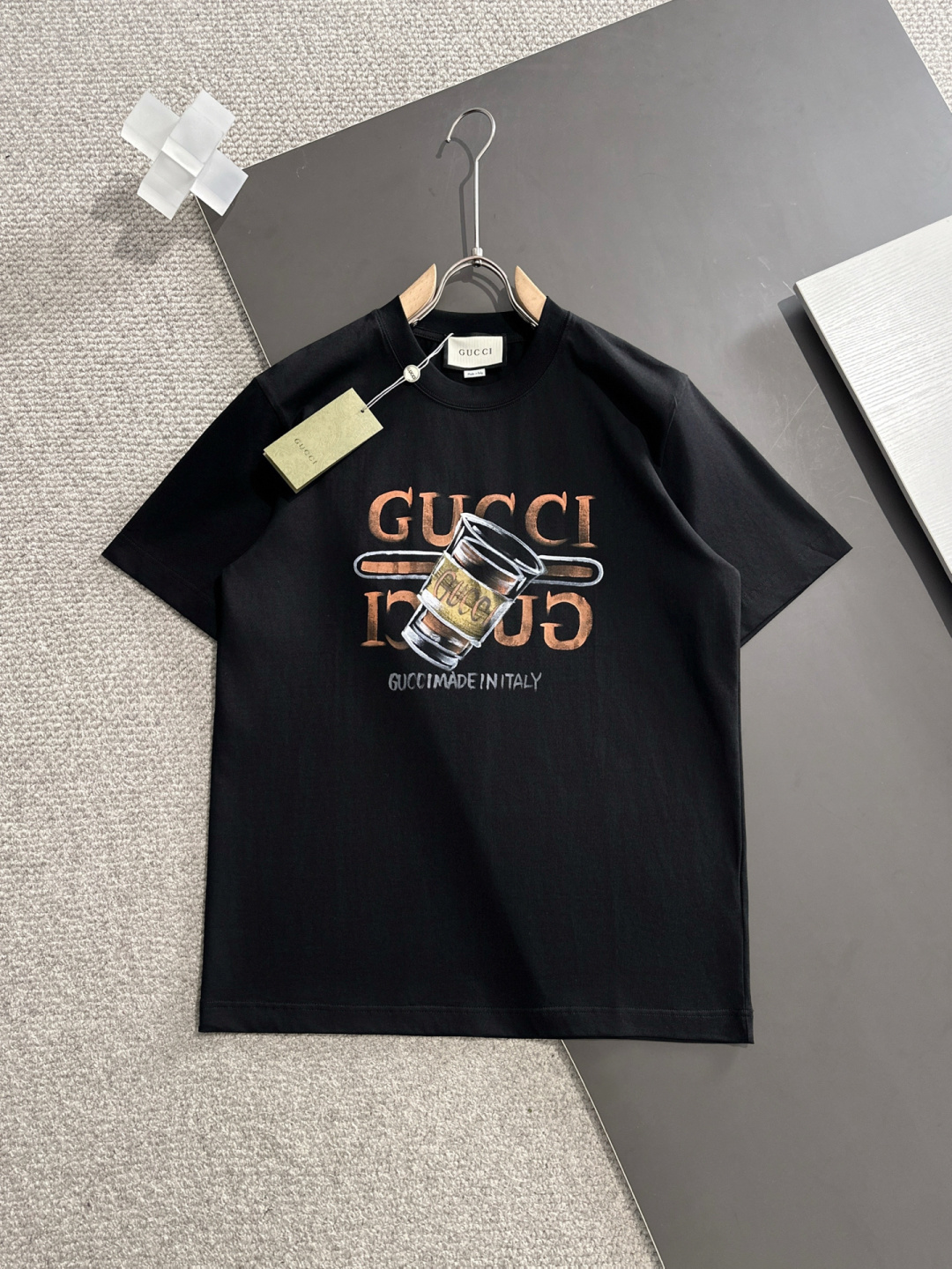 NO:121796,# G Home 25SS spring and summer new round neck short sleeves counter synchronization High-end quality Exclusive custom fabrics Thin and breathable Customized LOGO Strong fashion sense Black White S-XXL, gucci, T-shirt, alexander wang19860909# G家 25SS春夏新款圆领短袖 专柜同步 高端品质 独家定制面料 更加轻薄透气 定制LOGO 时尚感强 黑色 白色 码数S-XXL,,gucci,T-shirt,alexander wang,Men's clothing