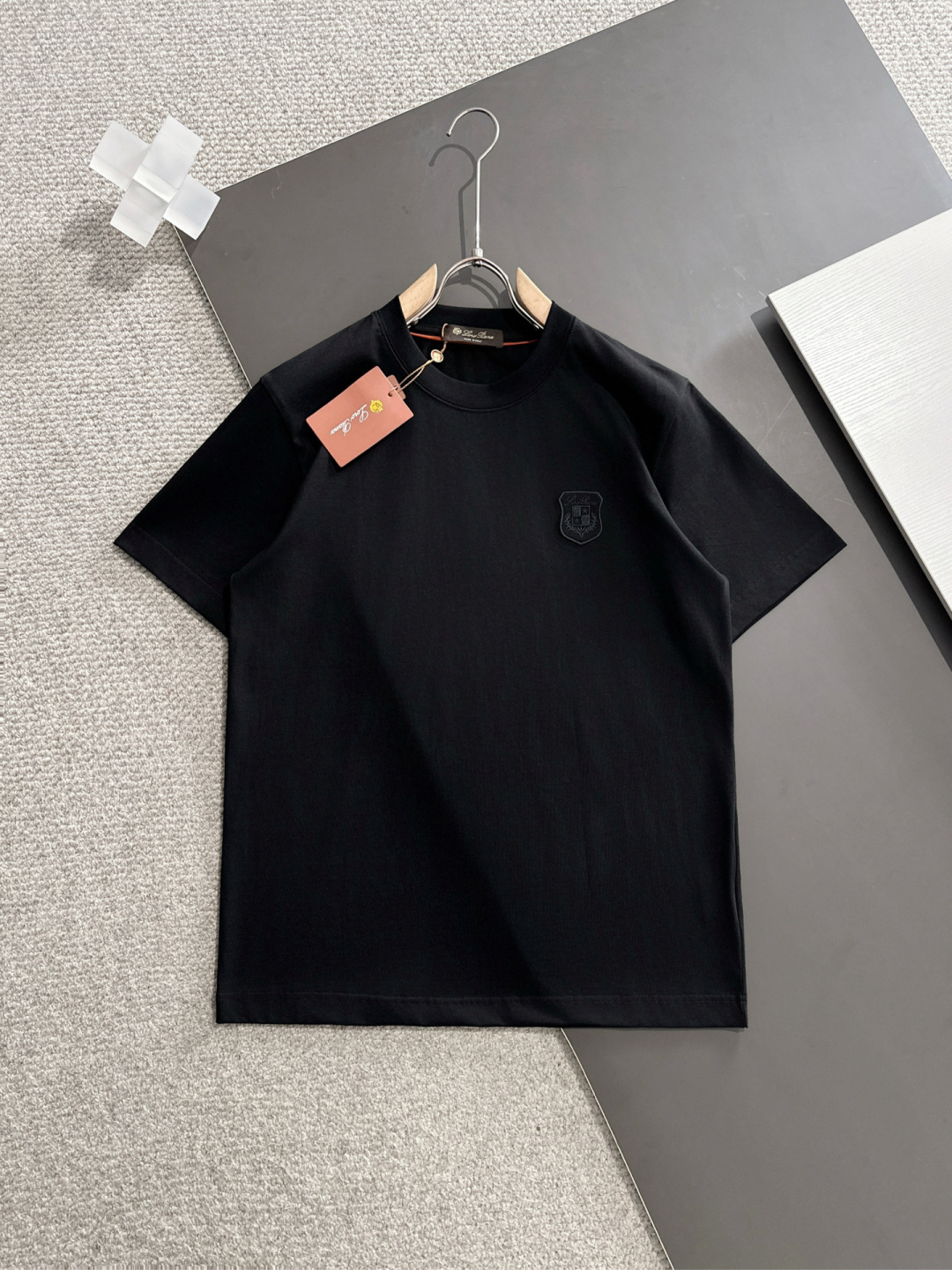 NO:121795,# LSS spring and summer new round neck short sleeves, counter synchronization, high-end quality, exclusive custom fabric, lighter and breathable, customized LOGO, strong sense of fashion, black and white, S-XXL, T-shirt, alexander wang19860909# LSS春夏新款圆领短袖 专柜同步 高端品质 独家定制面料 更加轻薄透气 定制LOGO 时尚感强 黑色 白色 码数S-XXL,,T-shirt,alexander wang,Men's clothing
