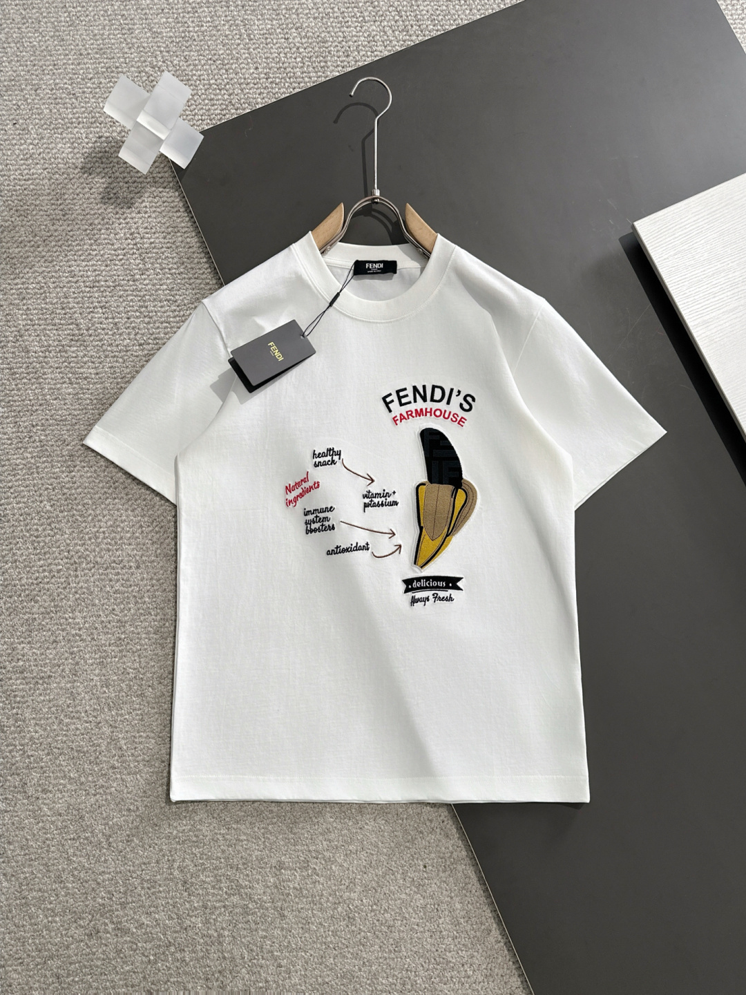 NO:121793,# FD Home 25SS Spring and Summer New Round Neck Short Sleeve Counter Synchronization High-end Quality Exclusive Custom Fabrics Thinner and Breathable Customized Logo Strong Fashionable Black White S-XXL,,dior,T-shirt,alexander wang19860909# FD家 25SS春夏新款圆领短袖 专柜同步 高端品质 独家定制面料 更加轻薄透气 定制LOGO 时尚感强 黑色 白色 码数S-XXL,,dior,T-shirt,alexander wang,Men's clothing