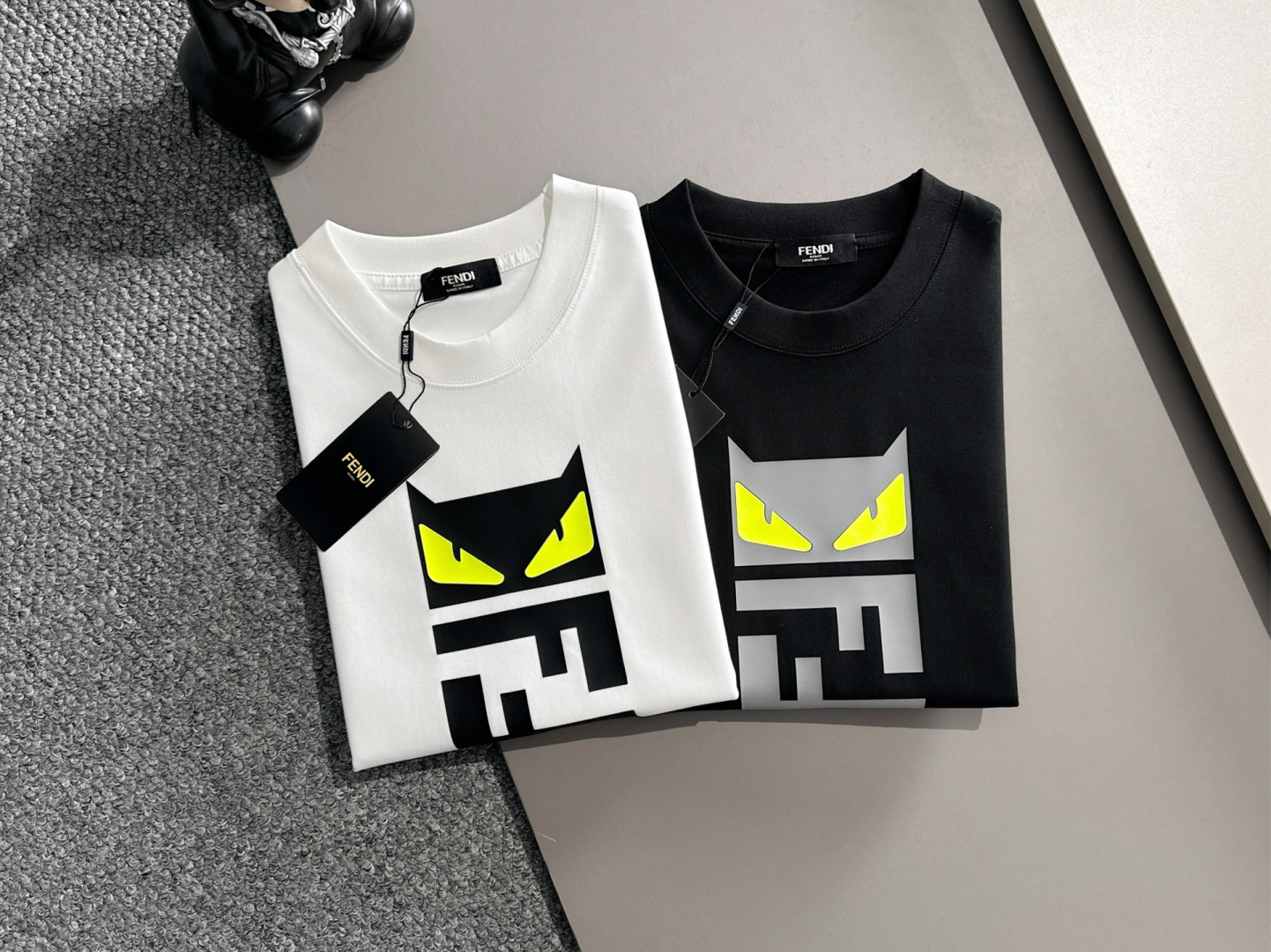 NO:757136,Fendi is the first choice for single wear as a base. High-end fabrics 240 grams of pure cotton. 2026 spring and summer new short-sleeved fashion classic round neck short-sleeved fashion item design, more fashionable and comfortable, high standard customization, the upper body is very stylish, the brand’s classic LOGO pattern on the chest. Accessories provided by customers, imported high-end fabrics provided by customers. The texture is very delicate, the details and craftsmanship are exquisite, and it is a highly moldable item. It can be matched with any fashion. The shape is super good. It is a must-have item for trendy men.  Size M-3XL,,fendi,T-shirt,19860909芬迪 单穿打底都是首选 高定面料 240克纯棉 2026春夏新品短袖时尚经典圆领短袖时尚单品设计,更加时尚舒适,高标准定制,上身非常有型,胸前品牌经典LOGO 图案 客供辅料,客供进口高档面料质感非常细腻,细节工艺精湛考究,塑造性极高的一款单品,任何时装都可以搭配,版型超级好 潮男必备单品 尺码M-3XL,,fendi,T-shirt,,Men's clothing