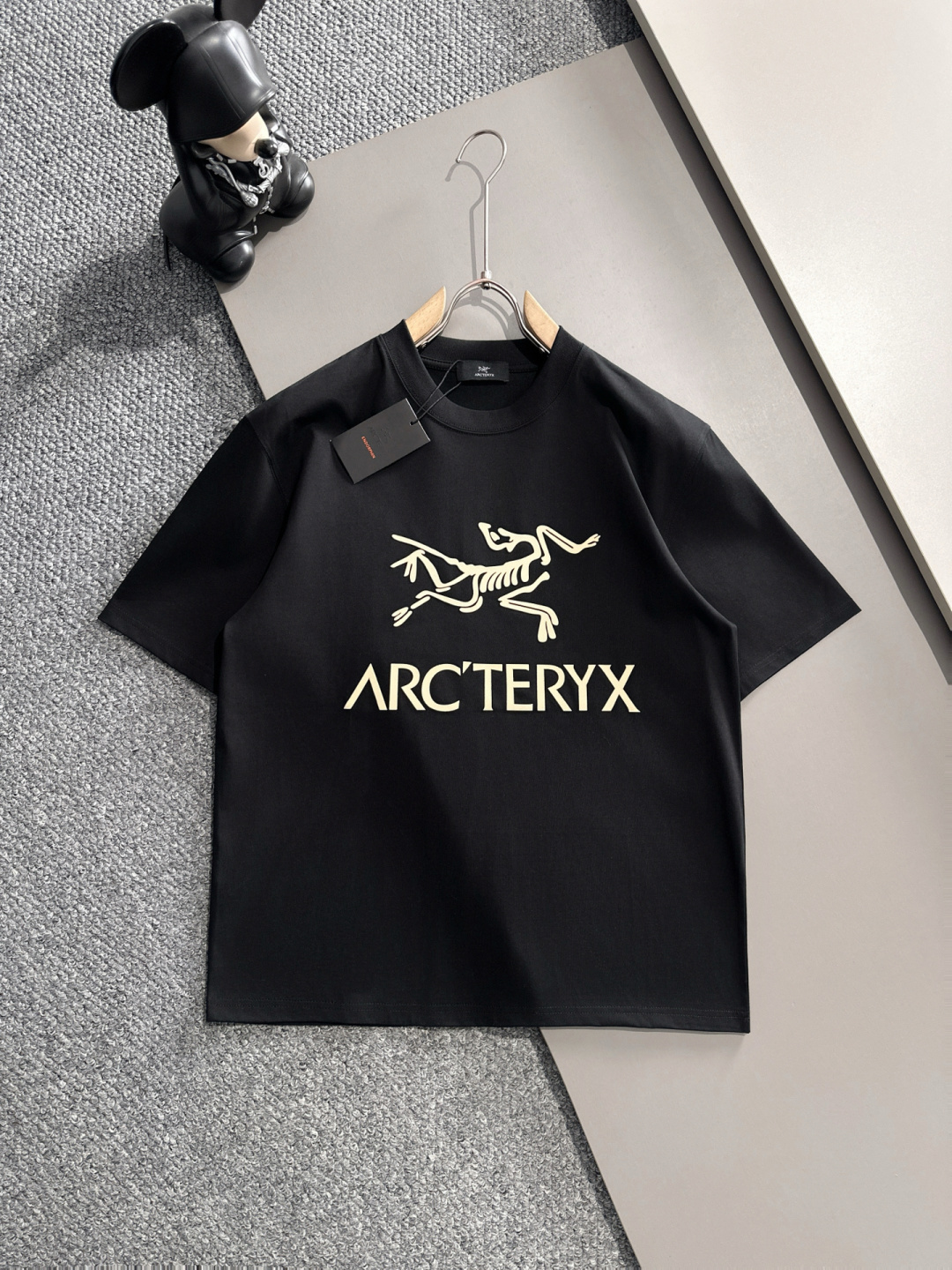 NO:141771,Archaeopteryx, single-wearing base is the first choice. High-end fabric, 240g pure cotton. 2025 spring and summer new short-sleeved fashion classic round neck short-sleeved fashion item design, more fashionable and comfortable, high-standard customization, very stylish upper body, classic LOGO pattern on the chest brand customer-supplied auxiliary materials, customer-supplied imported high-end fabric with very delicate texture, exquisite details and exquisite craftsmanship, extremely shaping item, can be matched with any fashion, super good style, a must-have item for trendy men Size M-3XL, arc'teryx, T-shirt, alexander wang19860909始祖鸟 单穿打底都是首选 高定面料 240克纯棉 2025春夏新品短袖时尚经典圆领短袖时尚单品设计,更加时尚舒适,高标准定制,上身非常有型,胸前品牌经典LOGO 图案 客供辅料,客供进口高档面料质感非常细腻,细节工艺精湛考究,塑造性极高的一款单品,任何时装都可以搭配,版型超级好 潮男必备单品 尺码M-3XL,arc'teryx,T-shirt,alexander wang,Men's clothing