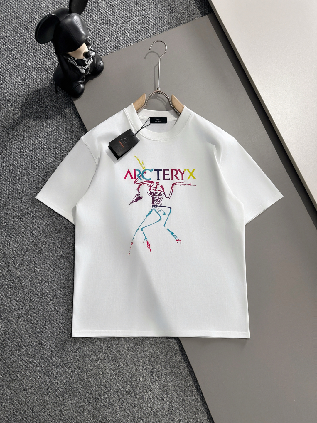 NO:141754,Archaeopteryx, single-wearing base is the first choice. High-end fabric, 240g pure cotton. 2025 spring and summer new short-sleeved fashion classic round neck short-sleeved fashion item design, more fashionable and comfortable, high-standard customization, very stylish upper body, classic LOGO pattern on the chest brand customer-supplied auxiliary materials, customer-supplied imported high-end fabric with very delicate texture, exquisite details and exquisite craftsmanship, extremely shaping item, can be matched with any fashion, super good style, a must-have item for trendy men Size M-3XL, arc'teryx, T-shirt, alexander wang19860909始祖鸟 单穿打底都是首选 高定面料 240克纯棉 2025春夏新品短袖时尚经典圆领短袖时尚单品设计,更加时尚舒适,高标准定制,上身非常有型,胸前品牌经典LOGO 图案 客供辅料,客供进口高档面料质感非常细腻,细节工艺精湛考究,塑造性极高的一款单品,任何时装都可以搭配,版型超级好 潮男必备单品 尺码M-3XL,arc'teryx,T-shirt,alexander wang,Men's clothing