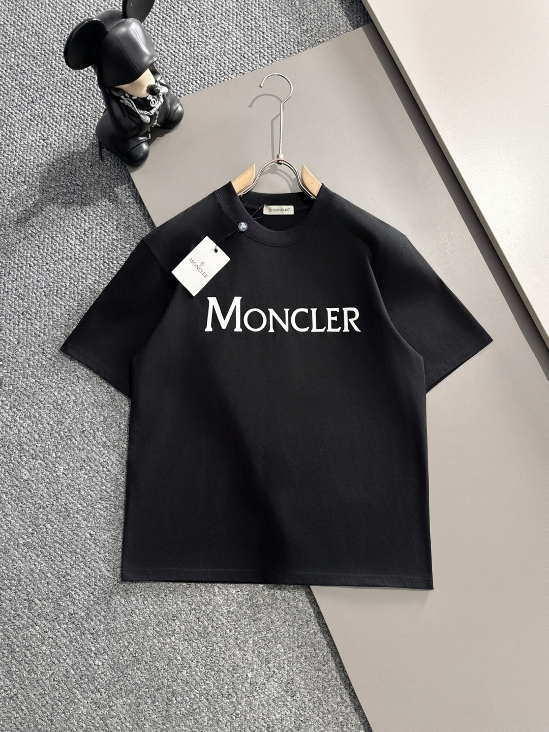 NO:141757,The masking is the first choice for single-wearing base. High-end fabric. 240 grams of pure cotton. 2025 spring and summer new short-sleeved fashion classic round neck short-sleeved fashion item design, more fashionable and comfortable, high-standard customization, very stylish upper body, classic LOGO pattern on the chest brand customer-supplied auxiliary materials, customer-supplied imported high-end fabric has very delicate texture, exquisite details and exquisite craftsmanship, and extremely shaping item. It can be matched with any fashion, and the style is super good. Must-have items for trendy men. Size M-3XL, Moncler, T-shirt, alexander wang19860909蒙口 单穿打底都是首选 高定面料 240克纯棉 2025春夏新品短袖时尚经典圆领短袖时尚单品设计,更加时尚舒适,高标准定制,上身非常有型,胸前品牌经典LOGO 图案 客供辅料,客供进口高档面料质感非常细腻,细节工艺精湛考究,塑造性极高的一款单品,任何时装都可以搭配,版型超级好 潮男必备单品 尺码M-3XL,,Moncler,T-shirt,alexander wang,Men's clothing