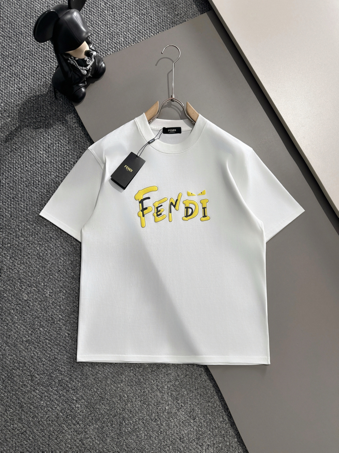 NO:141760,Fendi is the first choice for single-wearing base. High-end fabric. 240g pure cotton. 2025 spring and summer new short-sleeved fashion classic round neck short-sleeved fashion item design, more fashionable and comfortable, high-standard customization, very stylish upper body, classic LOGO pattern on the chest brand customer-supplied auxiliary materials, customer-supplied imported high-end fabric has very delicate texture, exquisite details and exquisite craftsmanship, and extremely shaping item. It can be matched with any fashion, and the style is super good. Must-have items for trendy men. Size M-3XL, fendi, T-shirt, alexander wang19860909芬迪 单穿打底都是首选 高定面料 240克纯棉 2025春夏新品短袖时尚经典圆领短袖时尚单品设计,更加时尚舒适,高标准定制,上身非常有型,胸前品牌经典LOGO 图案 客供辅料,客供进口高档面料质感非常细腻,细节工艺精湛考究,塑造性极高的一款单品,任何时装都可以搭配,版型超级好 潮男必备单品 尺码M-3XL,,fendi,T-shirt,alexander wang,Men's clothing